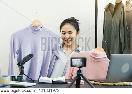 Young Asian Entrepreneurs Are Picking Up Their Clothes To Show Off To Customers Through Online Sales
