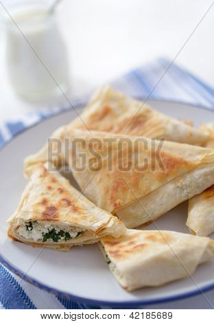 Spanakopita háromszögek spenóttal és sajttal