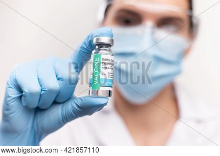 Sars - Cov2 Vaccination Concept. Close Up Covid-19 Vaccine Dose. A Doctor Or Nurse In A Laboratory H