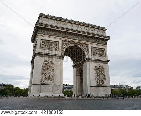 The Arc de Triomphe de l'Ãtoile in Paris, France