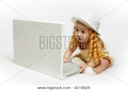 Dizüstü bilgisayar ile kız bebek