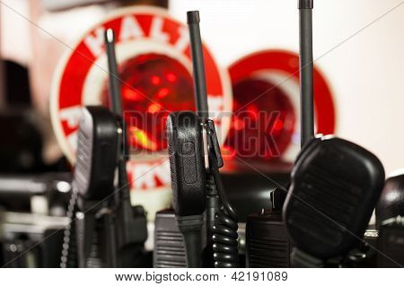 Bombeiros alemão alinhados de rádios em veículos de emergência um fogo