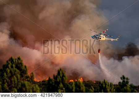 Spectacular Helicopter With Bambi Bucket Over The Fire