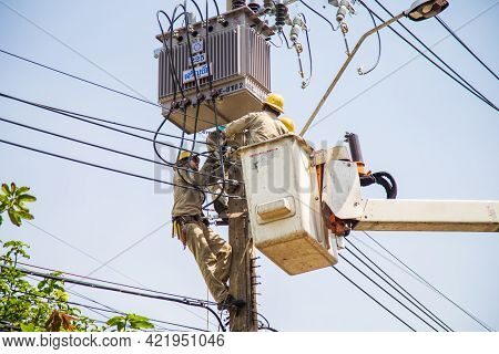 Nonthaburi, Thailand- May 19, 2021: Electrical Wireman Are Repairing Cable On Street Lights.