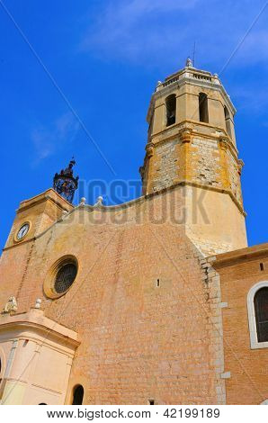 Fasáda kostela Sant Bartomeu jsem Santa Tecla v Sitges, Španělsko