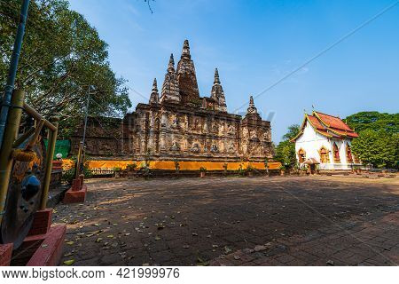 Wat Chet Yot Or Wat Photharam Maha Wihan, Seven Pagoda Temple It Is A Major Tourist Attraction In Ch