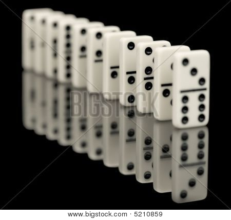 Některé kosti Domino dát vedle sebe na černém