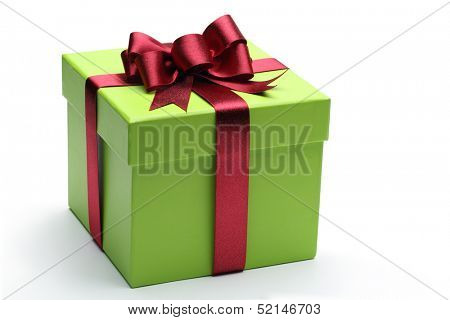 Boîte de cadeau vert avec ruban rouge et archet
