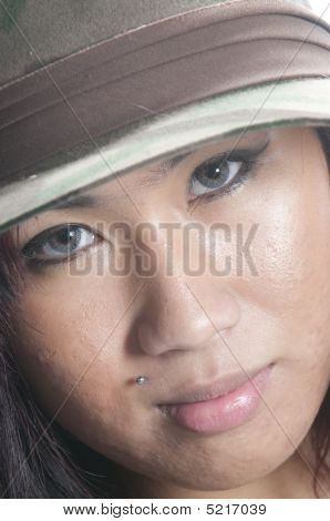 Smuk asiatisk pige i Hat