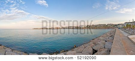 Dorf Skyline in Sitges, Spanien