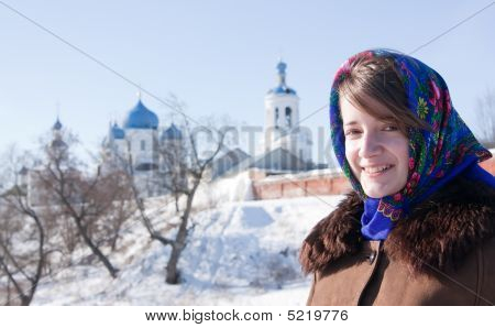 Smilende pige i russiske traditionelle tørklæde