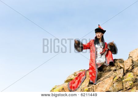 Homem em traje de mongol