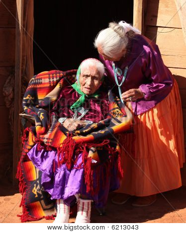 Geleneksel Hogan önünde 2 kadın Navajo Aile