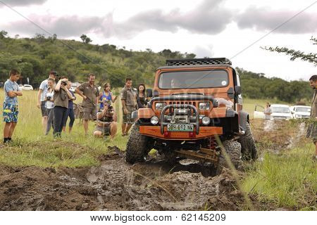 Crush Beige Jeep Wrangler Off-roader V8 Crossing Mud Obstacle