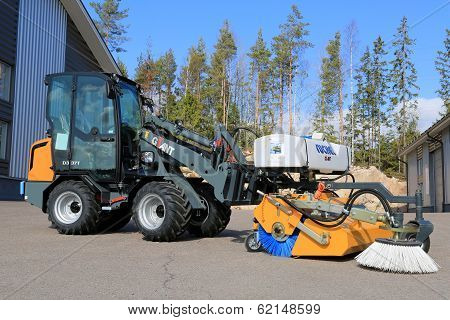 Giant D337T Wheel Loader With Sweeper