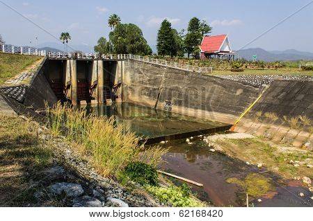 Dam, Lock Gates