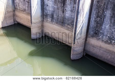 Dam, Lock Gates