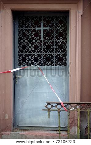 Coincident door of a Grave