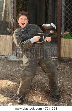 Junge mit Paintball Pistole
