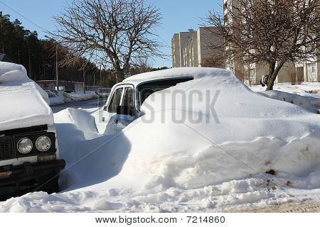 Auto nella neve a una prigionia