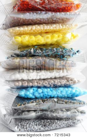 Plastik renkli boncuklar