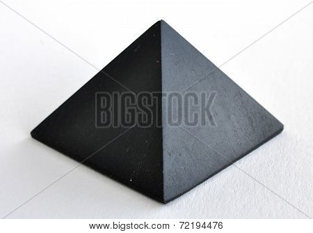 mineral - Pyramid Shungites