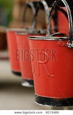 Красный огонь ведра