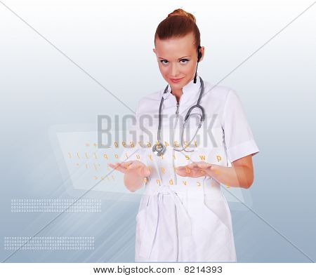 Médico de jóvenes en uniforme blanco