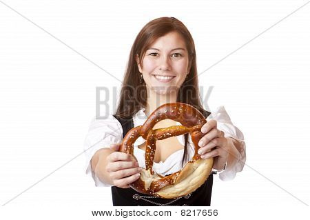 Nuori nainen baijerilaisessa dirndl tilalla Oktoberfest suolarinkilä.