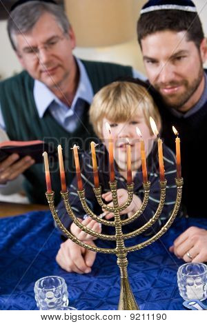 Iluminação de família judaica Chanukah Menorah