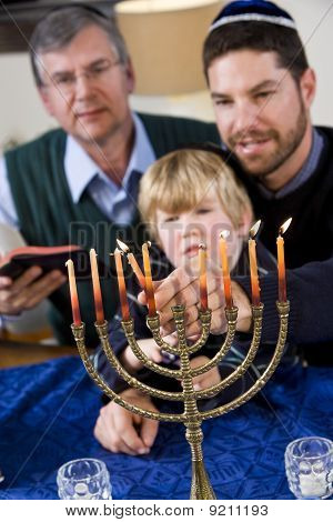 Iluminação de família judaica Chanukah Menorah