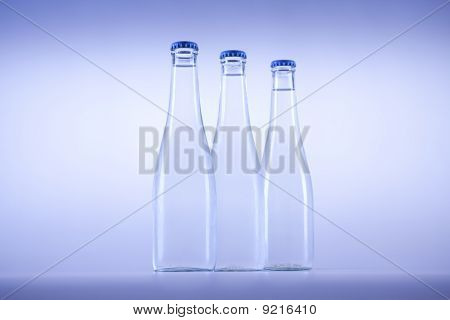 Frisches Wasser auf blau balckground
