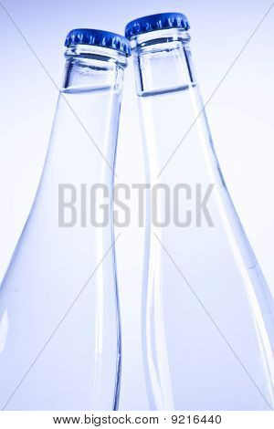Frisches Wasser auf blau balckground