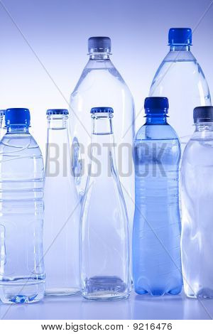 Frisches Wasser auf blau balckground