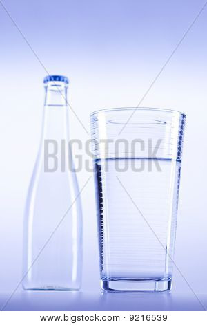 Frisches Wasser auf blau balckground