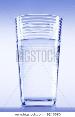 frisches Wasser auf blau balckground