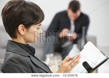 在注意到写入个人主办单位办公室坐在软的年轻商人。