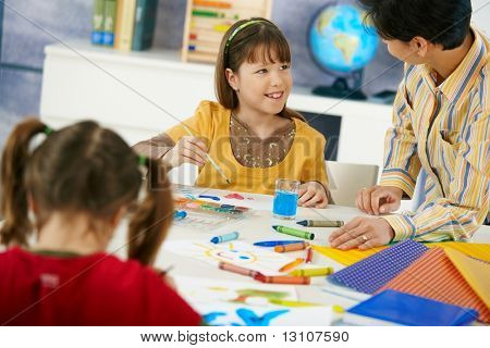Grundschulkind Kinder sitzen Ausflüge genießen Malen mit Farben in Kunst-Klasse in primären sc