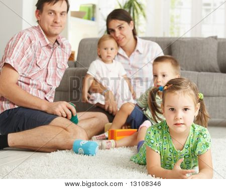 Küçük kız (3-4 yıl) çekirdek aile arka planda katta evde yatan.?