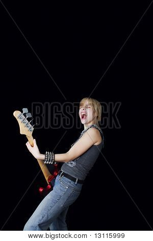 Eine junge Frau, die ihre Gitarre mit Ausdruck zu spielen.
