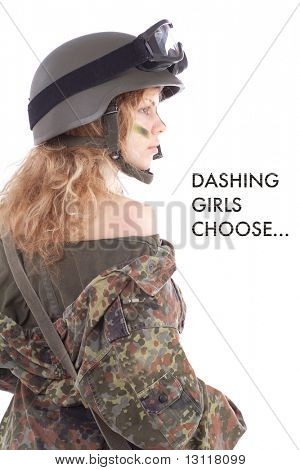Photo d'une belle jeune fille tenant pistolet. Uniforme est conforme à la services(soldiers) spéciale du cou de l'OTAN