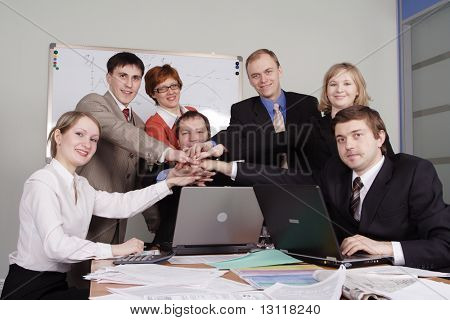 Groep van mensen uit het bedrijfsleven samenwerken in het Bureau.