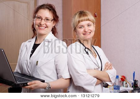Ärzte arbeiten - Medizin-Hintergrund. Gedreht in einem Krankenhaus.