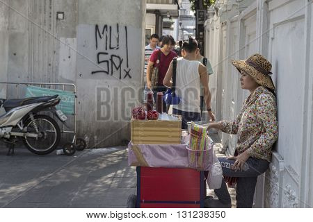 BANGKOK THAILAND - APR 24 : pomegranate juice stall on street in front of Pathumwanaram temple near Siam square on april 24 2016 thailand.
