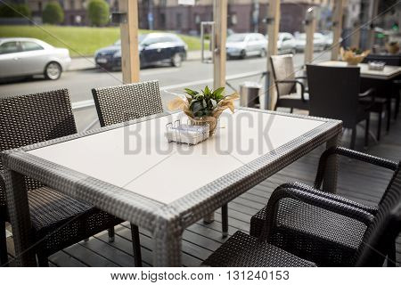 Fine Free cafe Table Setting With Bouquet