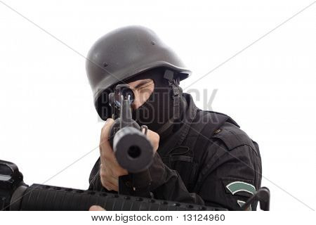 Aufnahme eines Soldaten halten Pistole. Uniform entspricht den besonderen services(soldiers) von der Nato-Staaten.