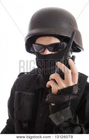 Schuss eines Soldaten halten der Waffe.
