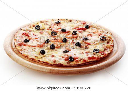 Natürliche Form Lebensmittel. Fast-Food-Pizza. In einem Studio gedreht.