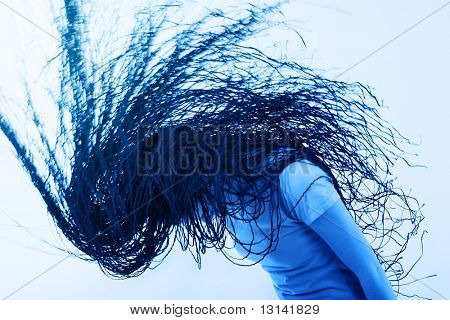 Portret pięknej dziewczyny z wielkim dredy.