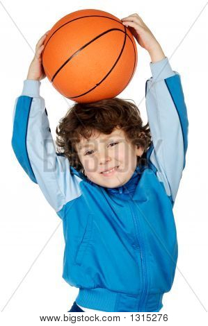Adorable niño jugando baloncesto